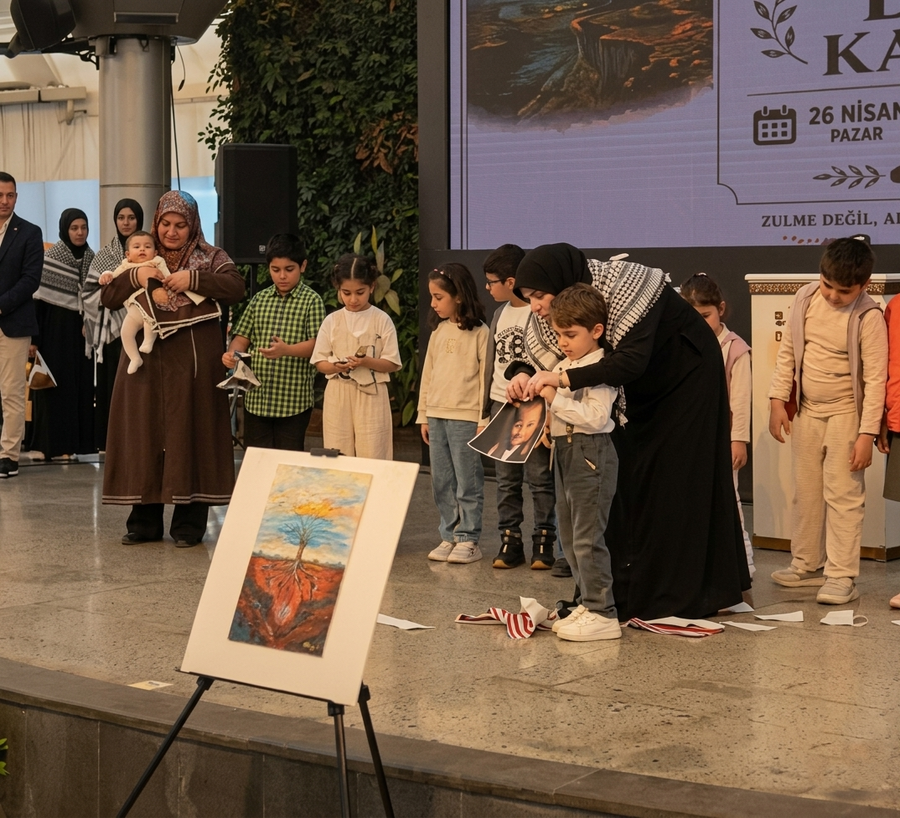 ילדי בתי ספר בטורקיה קורעים דגלי ארה"ב וישראל בעידוד המורים