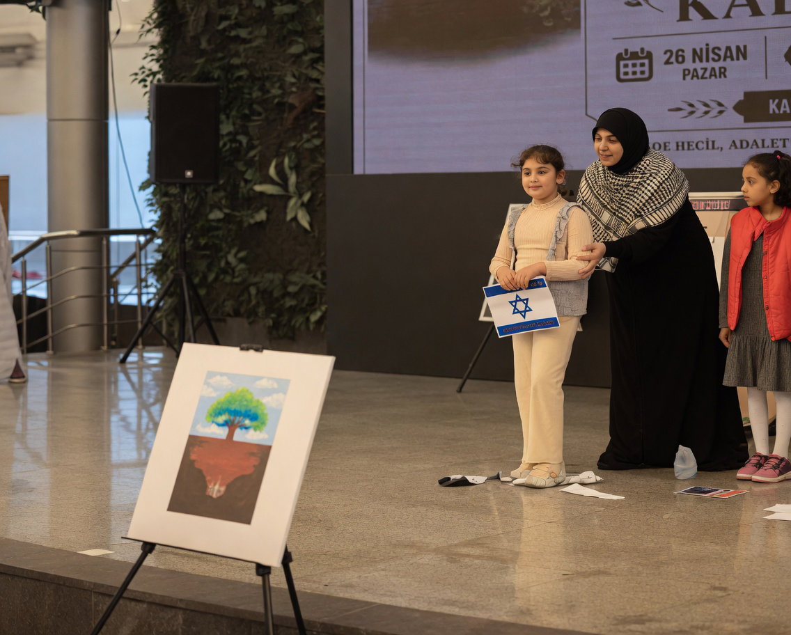 ילדי בתי ספר בטורקיה קורעים דגלי ארה"ב וישראל בעידוד המורים 