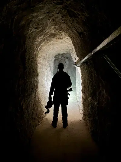 לוחם חטיבה 7 במנהרת הענק של חיזבאללה