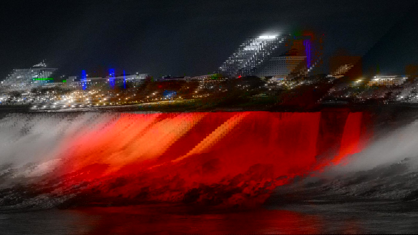 מדהים: בן משפחת ביבס הגיע לביקור בניאגרה - זה מה שקרה במפל