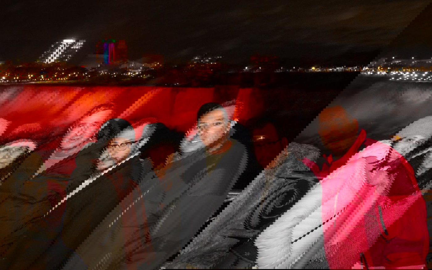 מדהים: בן משפחת ביבס הגיע לביקור בניאגרה - זה מה שקרה במפל