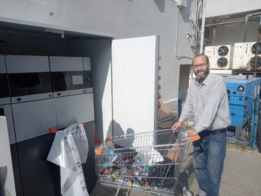 מנהל הכולל מביא בקבוקים למחזורית באלקנה