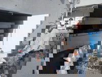 מנהל הכולל מביא בקבוקים למחזורית באלקנה