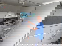 מנהל הכולל מביא בקבוקים למחזורית באלקנה