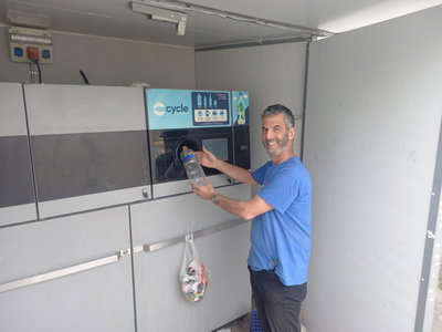 מנהל הכולל מביא בקבוקים למחזורית באלקנה