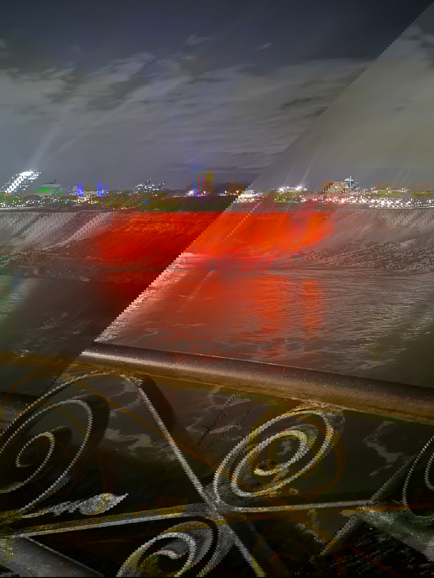 מדהים: בן משפחת ביבס הגיע לביקור בניאגרה - זה מה שקרה במפל