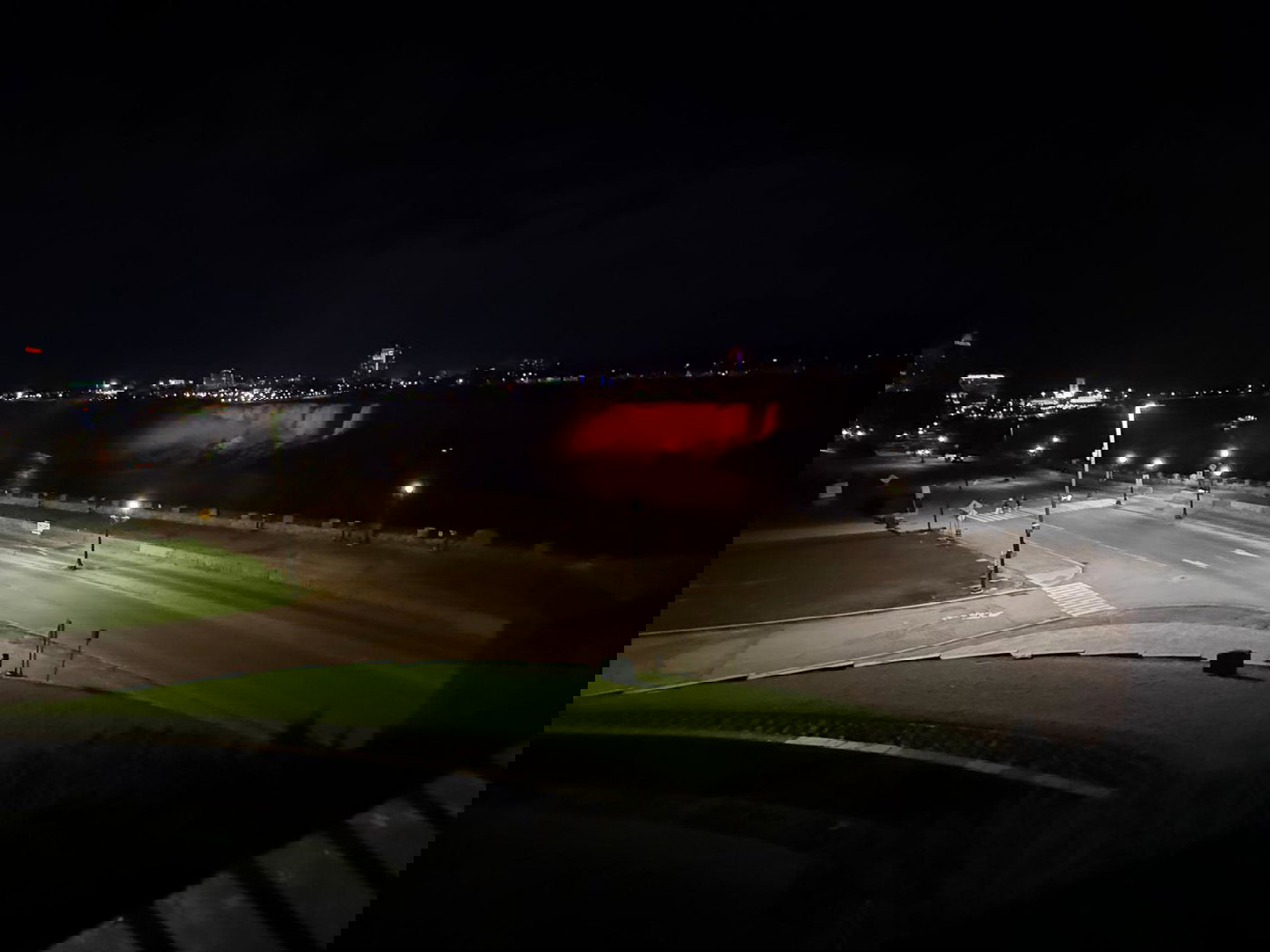 מדהים: בן משפחת ביבס הגיע לביקור בניאגרה - זה מה שקרה במפל