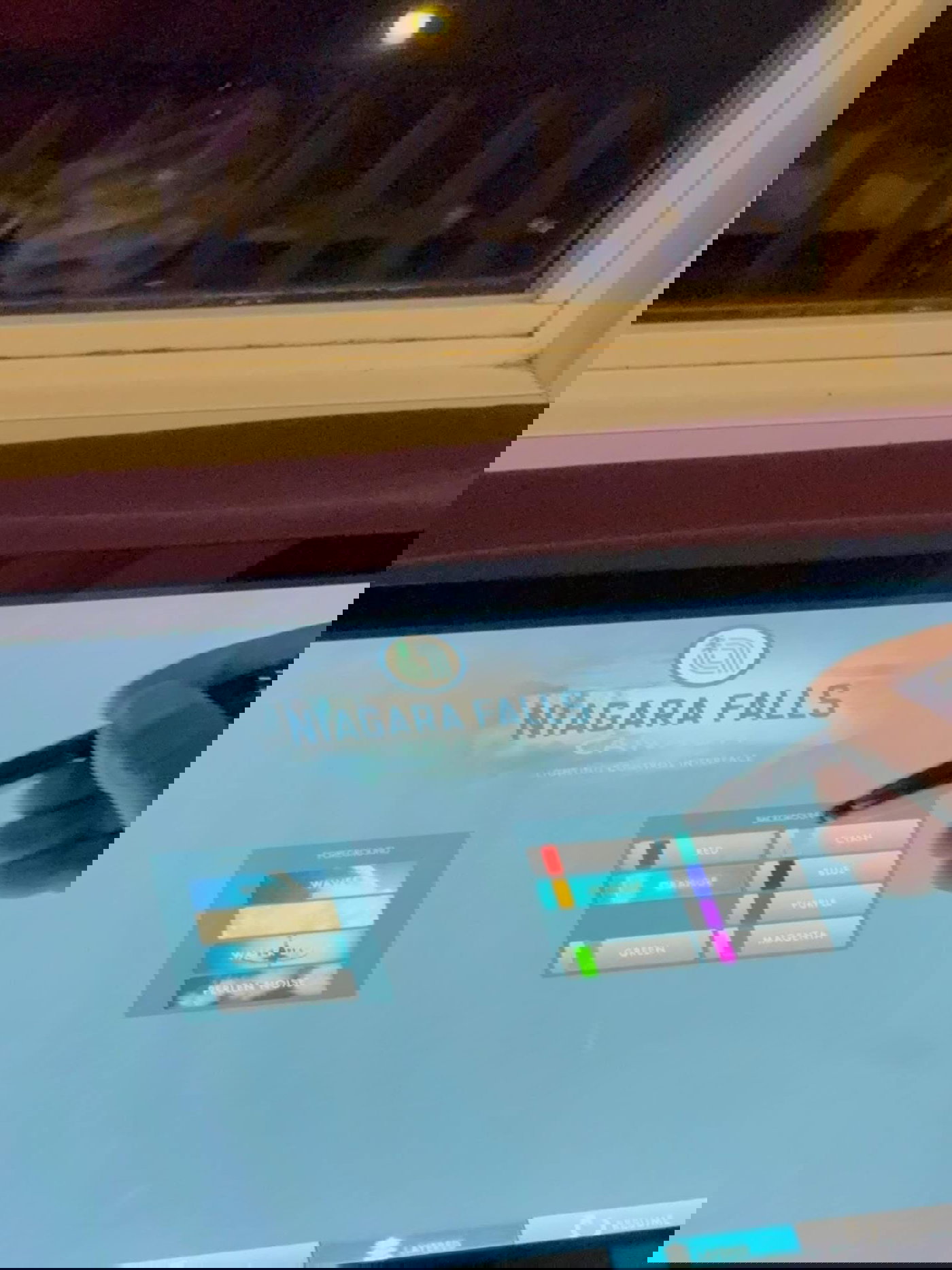 מדהים: בן משפחת ביבס הגיע לביקור בניאגרה - זה מה שקרה במפל