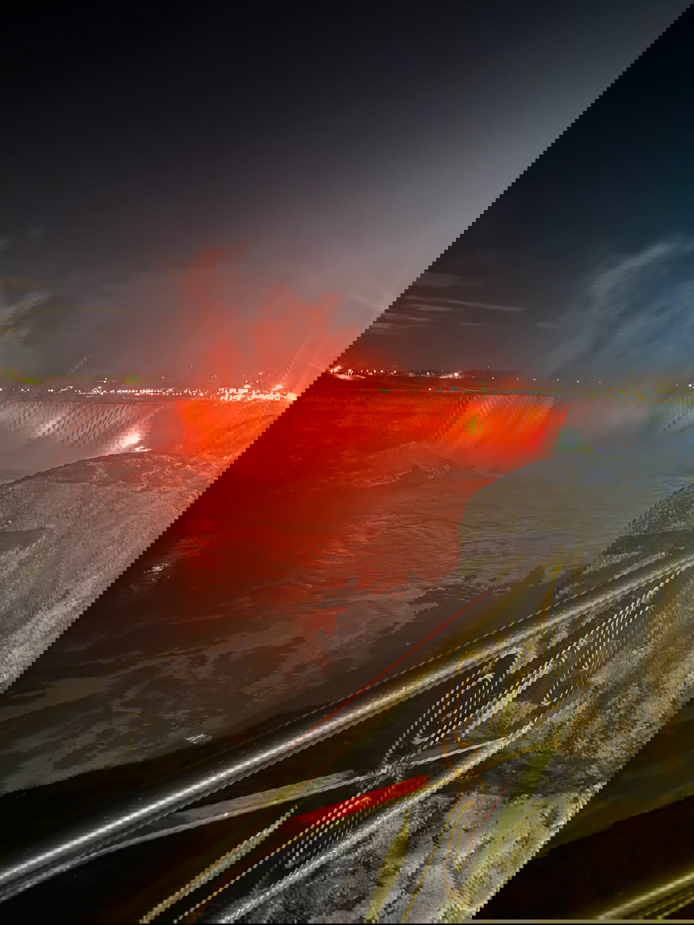 מדהים: בן משפחת ביבס הגיע לביקור בניאגרה - זה מה שקרה במפל