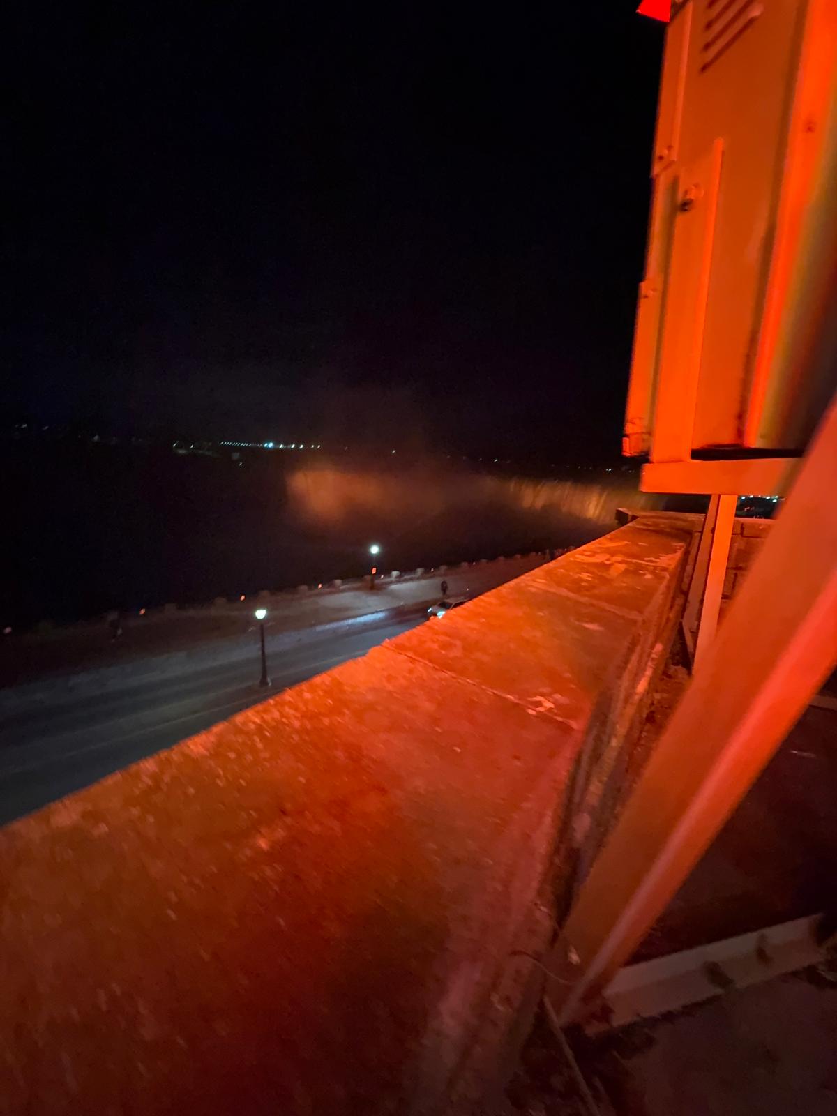 מדהים: בן משפחת ביבס הגיע לביקור בניאגרה - זה מה שקרה במפל