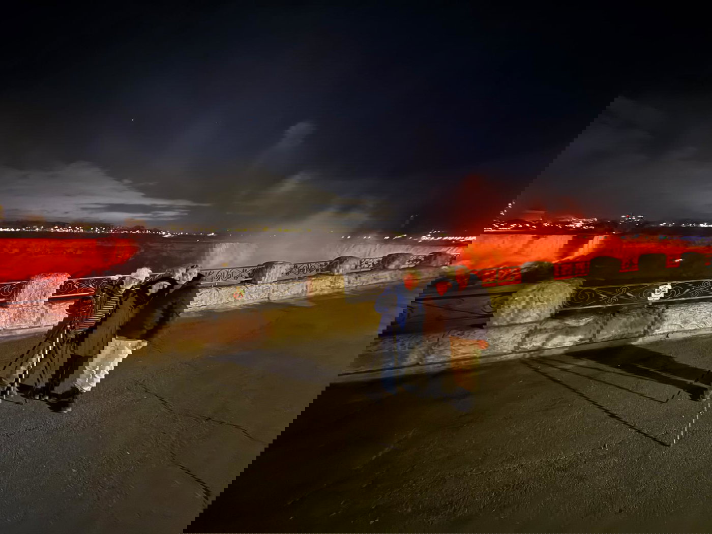 מדהים: בן משפחת ביבס הגיע לביקור בניאגרה - זה מה שקרה במפל