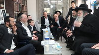 הגר"ש אלתר בניחום אבלים אצל משפחת שפיגל