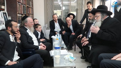 הגר"ש אלתר בניחום אבלים אצל משפחת שפיגל