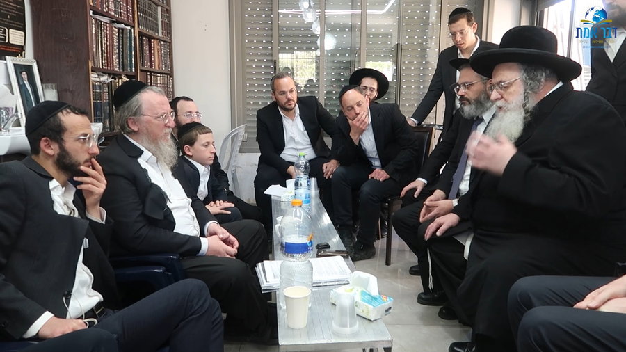 הגר"ש אלתר בניחום אבלים אצל משפחת שפיגל