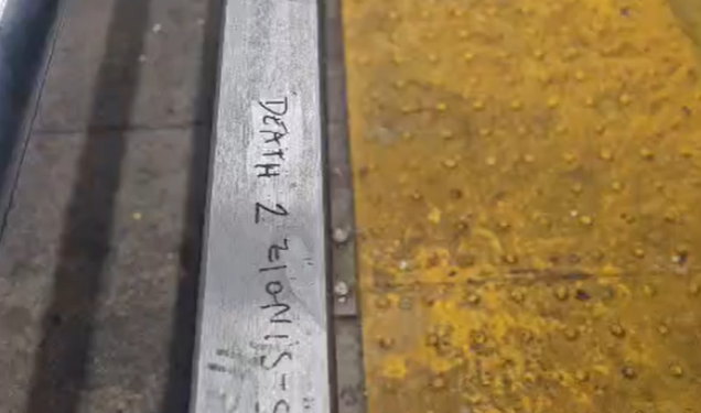 האורח מישראל גילה: מי חרט קריאות רצח בתחנה המרכזית של החסידות?