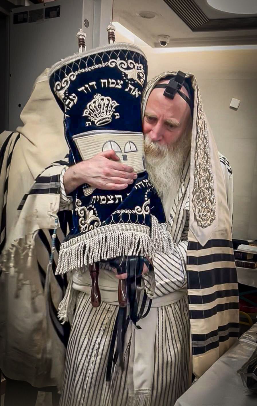 הגה"צ רבי יצחק מאיר מורגנשטרן בתפילת שחרית