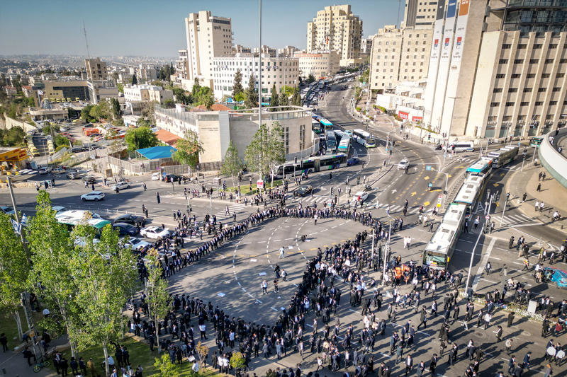 מהומות ועימותים בכניסה לירושלים: חייל שלף נשק מול מפגיני הפלג