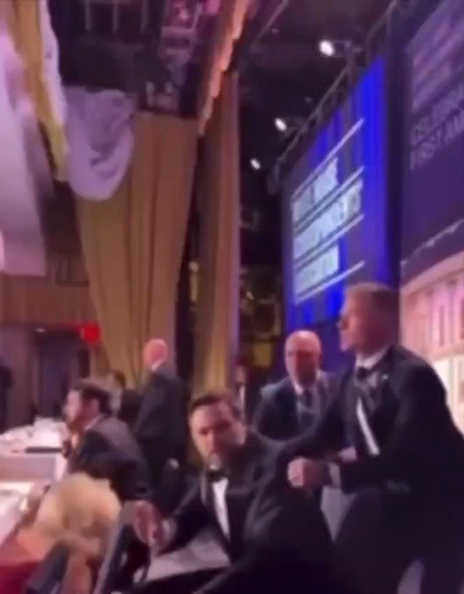 ג'יי די ואנס מוברח במהלך האירוע