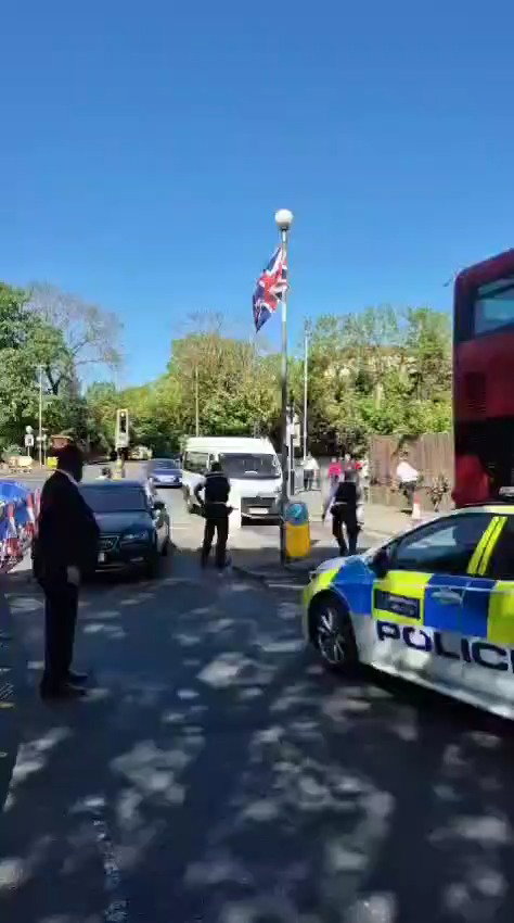 השוטרים רודפים אחרי התוקף ומבצעים מעצר