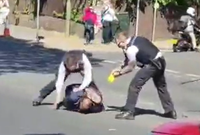 תיעוד מביך מהפיגוע בלונדון: השוטרים מתקשים ללכוד את המחבל