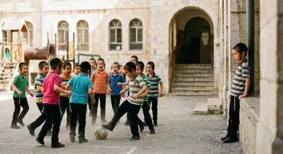 הלב שלך צונח כשאת רואה אותו מהצד, עומד בשולי המגרש בזמן שכולם מסתערים על הכדור