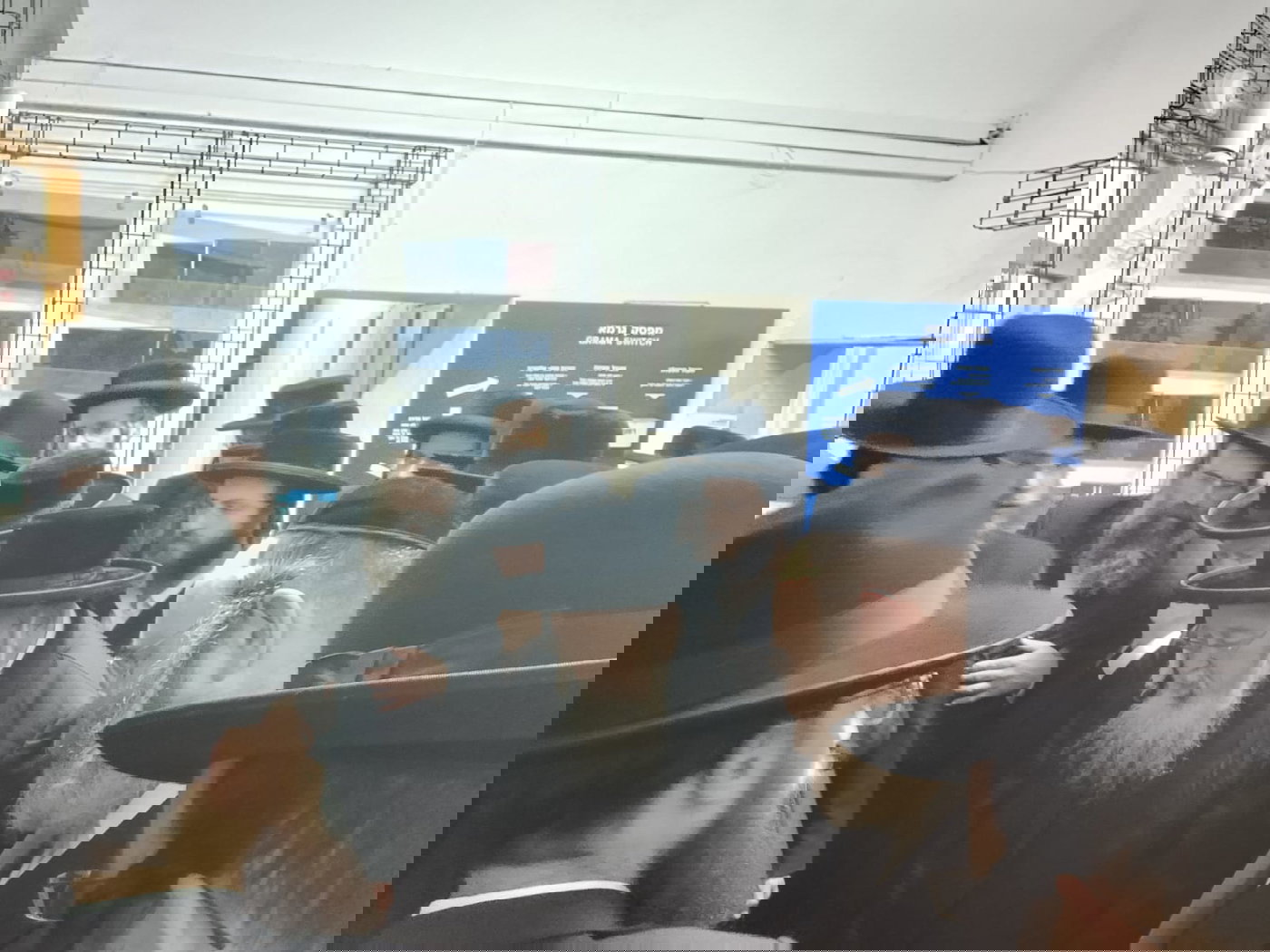 הרה'ג ר' יוסף הילדסהיימר מציג בפני הרבנים את 'מיחם הגלישה' של המכון