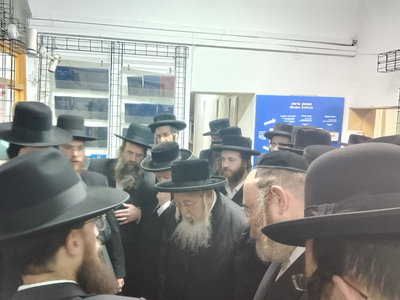 הרה'ג ר' יוסף הילדסהיימר מציג בפני הרבנים את 'מיחם הגלישה' של המכון