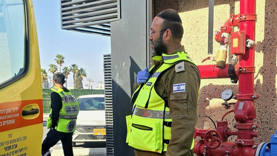 לעיני עוברים ושבים: עובד במתחם הקניות התמוטט, מותו נקבע במקום