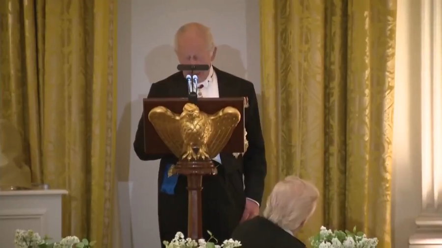 המלך צ'ארלס השלישי בבית המלבן