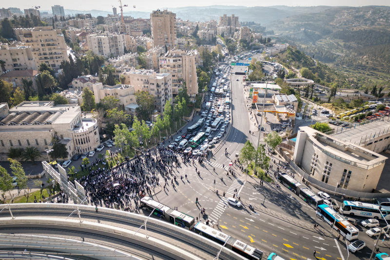 מהומות ועימותים סוערים בכניסה לירושלים: חייל שלף את נשקו מול מפגיני 'הפלג', ניסיון להפוך ניידת