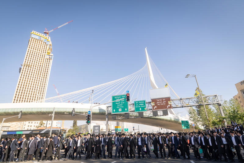 מהומות ועימותים סוערים בכניסה לירושלים: חייל שלף את נשקו מול מפגיני 'הפלג', ניסיון להפוך ניידת
