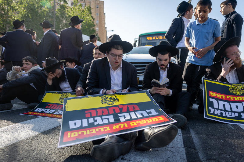 מהומות ועימותים סוערים בכניסה לירושלים: חייל שלף את נשקו מול מפגיני 'הפלג', ניסיון להפוך ניידת