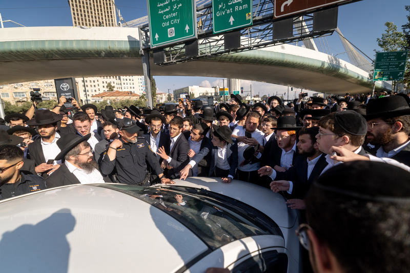 מהומות ועימותים סוערים בכניסה לירושלים: חייל שלף את נשקו מול מפגיני 'הפלג', ניסיון להפוך ניידת