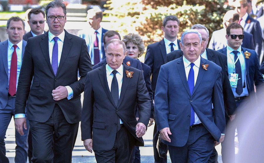 נתניהו, פוטין ונשיא סרביה אלכסנדר ווצ'יץ' במצעד הצבאי הרוסי, 9 במאי 2018
