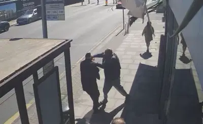 תיעוד מחריד מהשכונה החרדית בלונדון: המחבל מתנפל על חובש הכיפה | צפו