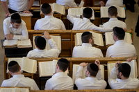 בחורים עמלים על תלמודם בישיבת חברון