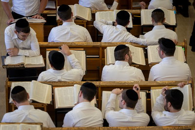 בחורים עמלים על תלמודם בישיבת חברון