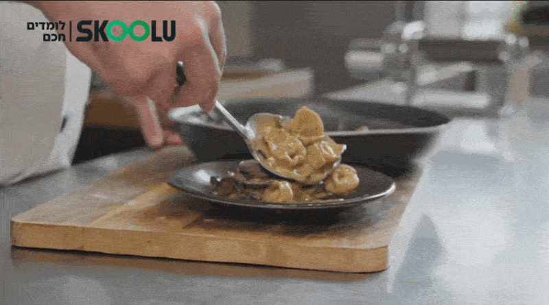 הלזניה בחוץ, הטורטליני בפנים: המנה שתהפוך את שולחן השבועות שלכם לאירוע של פעם בחיים