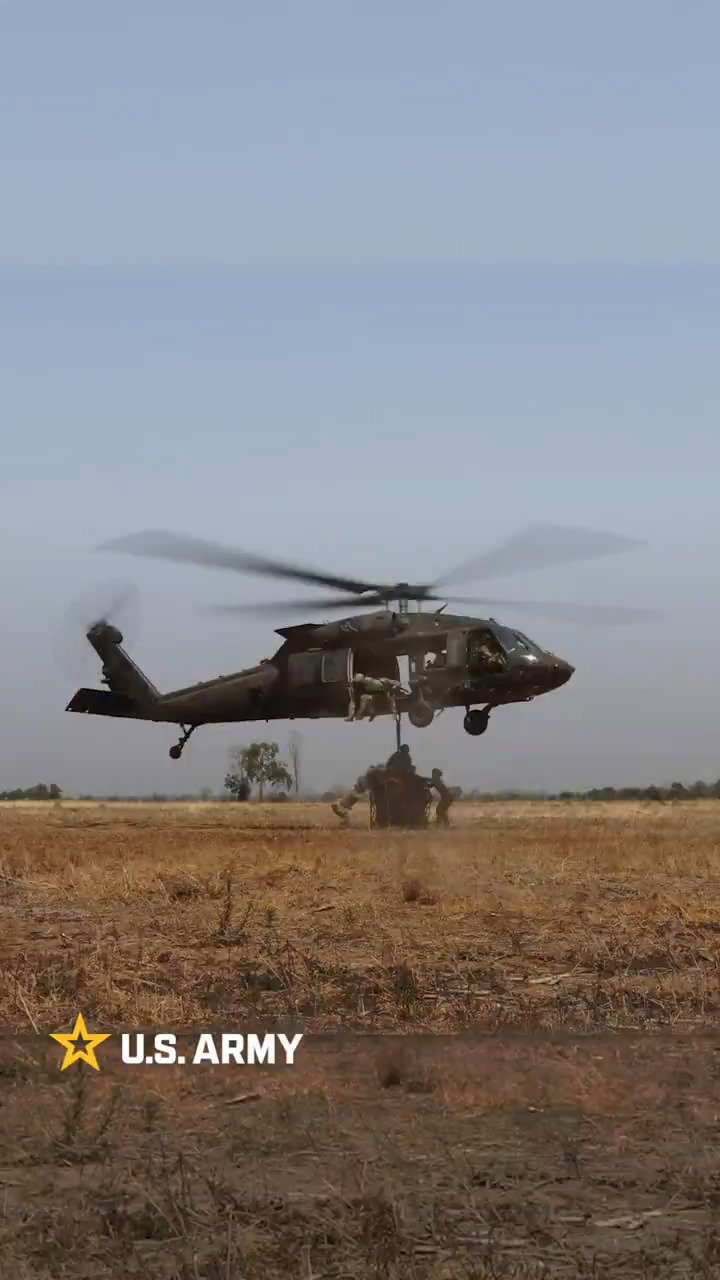 טעינת מסוק בשיטת סלינג בשדה הקרב 