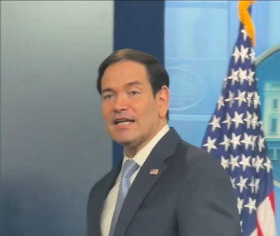 משעשע: מזכיר המדינה עמוס התפקידים עבד על העיתונאים | צפו בתיעוד מהבית הלבן