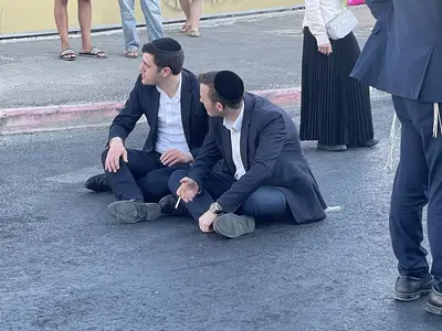 2 נערים מהפלג הירושלמי חוסמים את הרכבת הקלה בירושלים בזמן ההפגנה