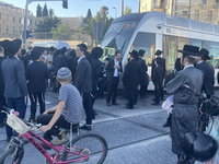 2 נערים מהפלג הירושלמי חוסמים את הרכבת הקלה בירושלים בזמן ההפגנה