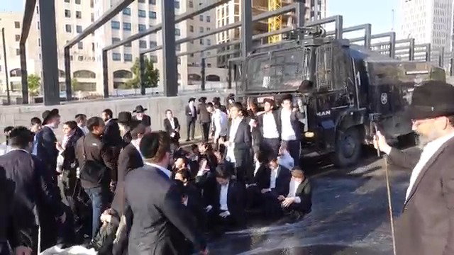 שירה מול לוע המכתזית