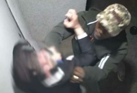 מול המצלמות: התנפל וחנק חרדי ביציאה מבית הכנסת | צפו