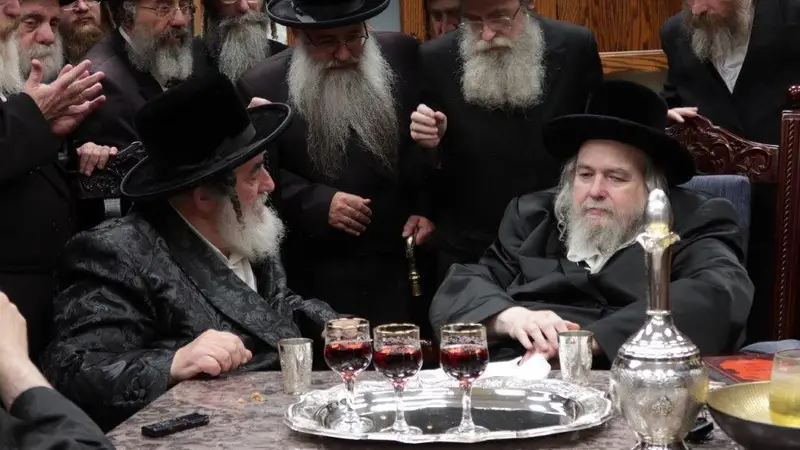 האדמו"ר מויז'ניץ בביקור אצל האדמו"ר מבעלזא (ארכיון) 