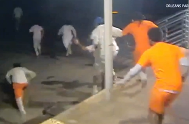 מנהלת כלא מסתבכת בעקבות בריחה המונית של אסירים | צפו