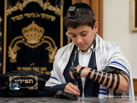 הרגע המרגש של הנחת התפילין הראשונה