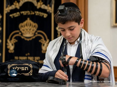 הרגע המרגש של הנחת התפילין הראשונה