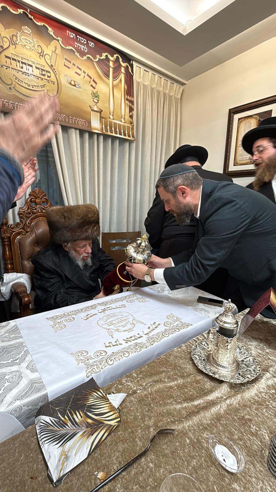 מראות מתיקון ספר התורה בקופיטשניץ