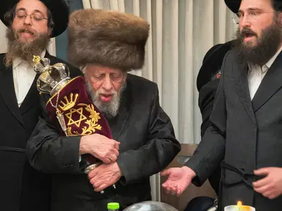 מראות מתיקון ספר התורה בקופיטשניץ